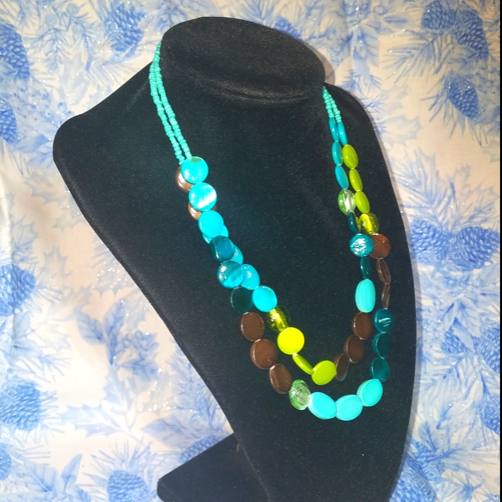 Glass pearlescent statement necklace